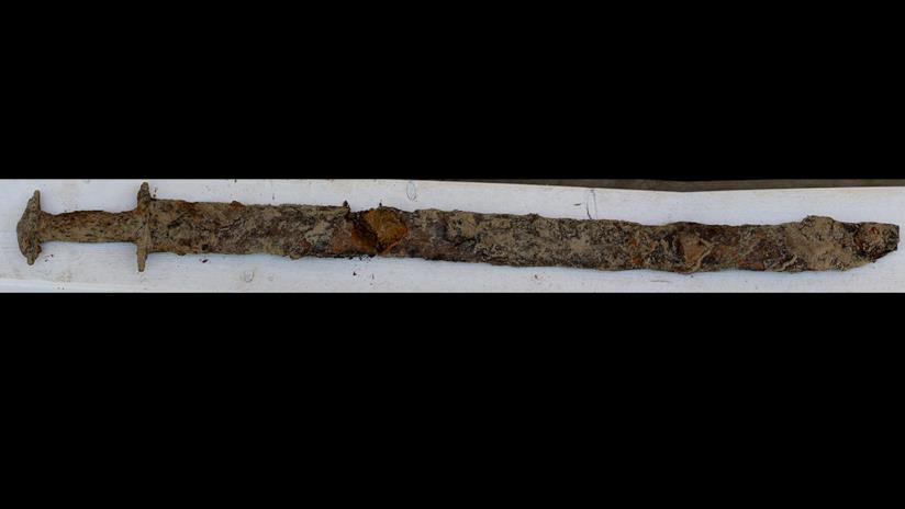 Bambina di 8 anni ritrova una antica spada pre-vichinga nelle acque di un lago Spada antica ritrovata nel lago svedese