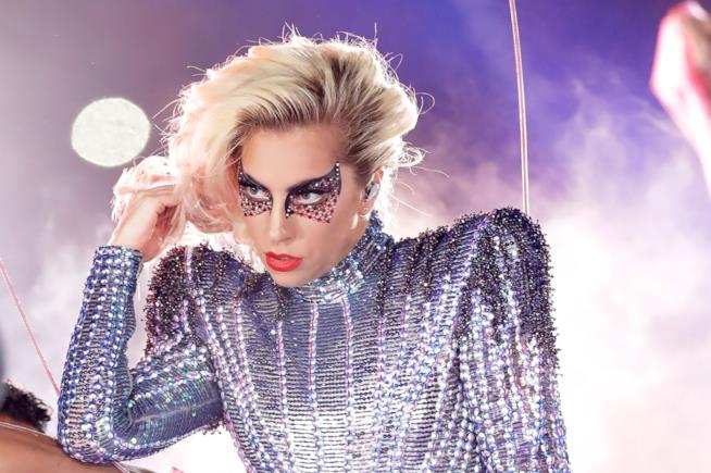 Lady Gaga esce con il suo agente Christian Carino Primo piano di Lady Gaga al Super Bowl