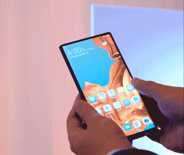 Mate X è il primo dispositivo pieghevole di Huawei Una GIF mostra il passaggio dalla modalità smartphone a quella tablet di Hauwei Mate X
