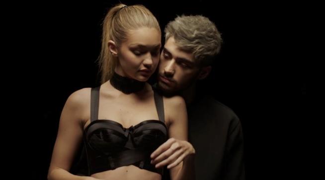 Gigi Hadid e Zayn Malik si sposano? Gigi Hadid e Zayn Malik su uno sfondo scuro
