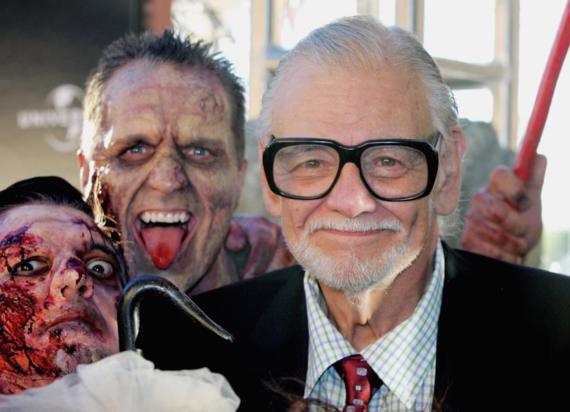 La moglie di George Romero svela di avere a disposizione circa 50 script e un film inediti George Romero si concede uno scatto con alcuni fan truccati da zombie
