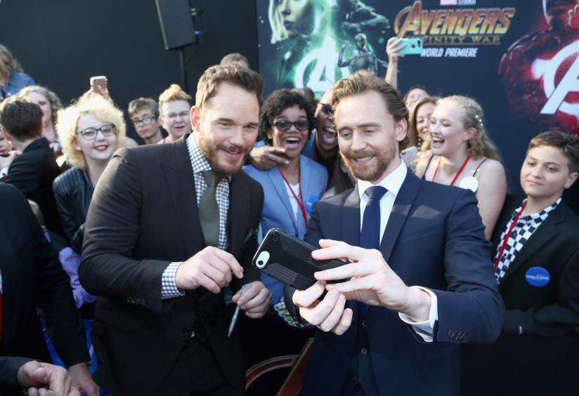 Chris Pratt scherza su una recensione NSFW e i fan non la prendono alla leggera Chris Pratt e Tom Hiddleston alla prima di Avengers: Infinity War