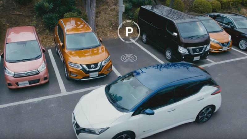 Come funziona il ProPILOT Park Il ProPILOT Park attivato sull'auto Nissan Leaf