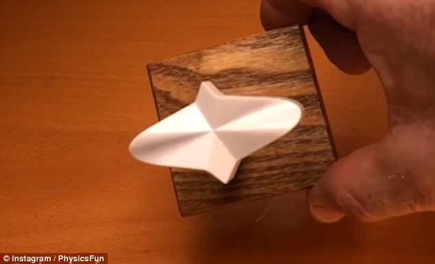 Svelato il trucco della freccia che punta sempre a destra Osservandola dall'alto, si tratta di una forma asimettrica che crea l'illusione di una freccia che punta sempre a destra se osservata in una determianta angolazione