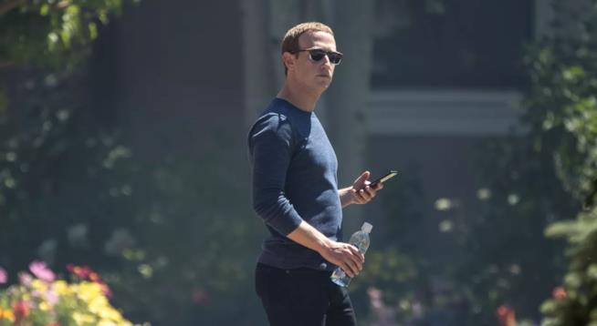 Mark Zuckerberg risponde alle critiche di Tim Cook e ordina ai dirigenti di Facebook di utilizzare smartphone Android Una foto di Mark Zuckerberg nella vita quotidiana