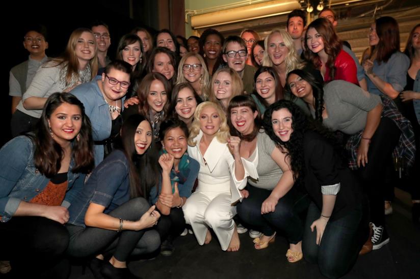 Lady Gaga mostra il tatuaggio realizzato con le vittime di violenza Lady Gaga e le 50 sopravvissute agli Oscar 2016