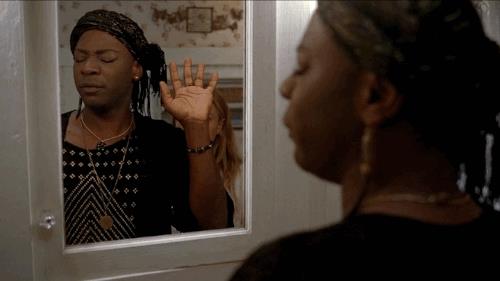 Nelsan Ellis nei panni di Lafayette Reynolds in una scena di True Blood Lafayette Reynolds si specchia civettuolo in una scena di True Blood