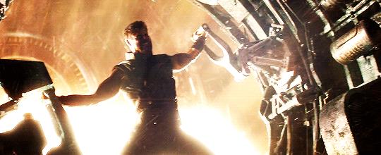 Chris Hemsworth tenta di contenere un'energia enorme Chris Hemsworth tenta di contenere un'energia enorme nel trailer di Infinity War