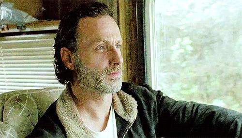Andrew Lincoln parla del futuro di Rick Grimes in The Walking Dead Rick Grimes guida il camper nella stagione sette di The Walking Dead