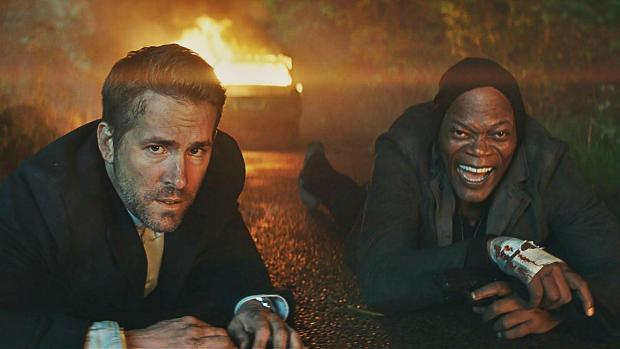 Ryan Reynolds e Samuel L. Jackson protagonisti di un rocambolesco viaggio Gli attori di The Hitman's Bodyguard in una scena del film
