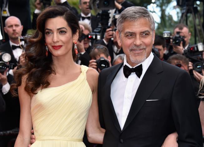 Amal, la moglie di George Clooney, è incinta Primo piano di George Clooney e Amal