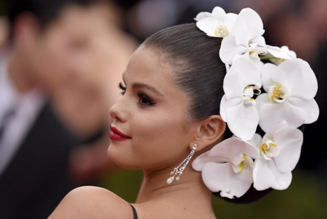 Selena Gomez regina di Instagram Selena Gomez con una corona di fiori bianchi