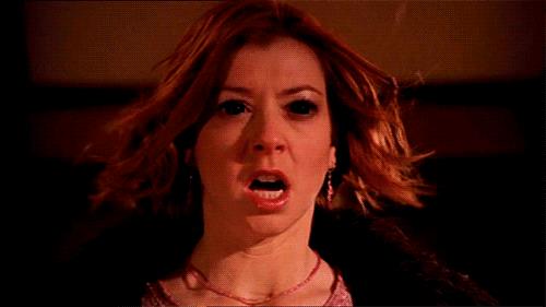 Alyson Hannigan è la strega Willow in Buffy l'Ammazzavampiri Alyson Hannigan è Willow in una scena di Buffy l'Ammazzavampiri