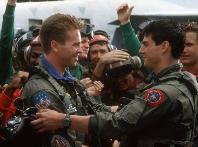 Tom Cruise parla di Val Kilmer e il suo ruolo in Top Gun 2 Val Kilmer e Tom Cruise sul set del primo Top Gun