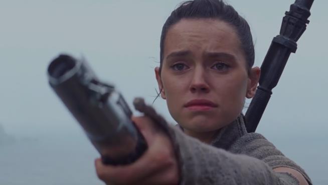 J.J. Abrams ha cambiato il finale di Star Wars: Il Risveglio della Forza per il collega Rian Johnson Rey nella scena finale di Star Wars: Il Risveglio della Forza