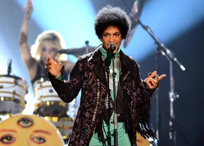 Le musiche di Prince saranno la colonna sonora di un nuovo film Prince davanti al microfono e dietro di lui la batterista della sua badn