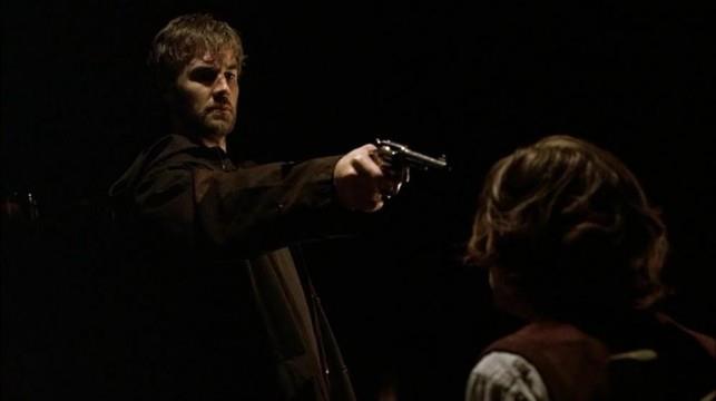 Tobias punta una pistola alla testa di Reid Criminal Minds: Raphael