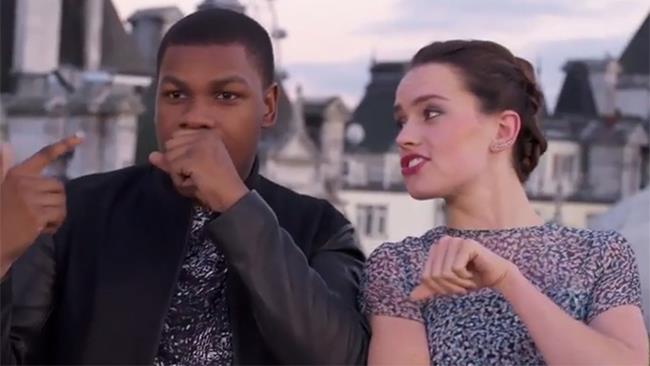 Star Wars: Daisy Ridley e John Boyega diventano rapper Daisy Ridley e John Boyega eseguono il rap che hanno scritto su Star Wars