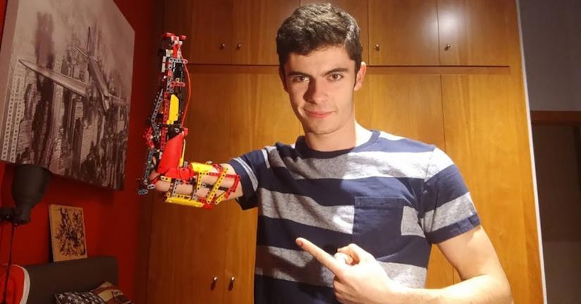 Un ragazzo nato senza un avambraccio si è costruito una protesi utilizzando i LEGO David Aguilar con la sua protesi