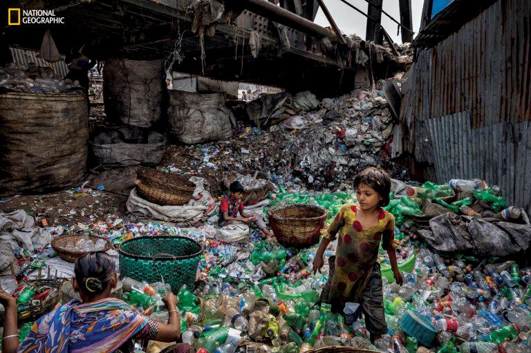 Famiglia in Bangladesh rimuove le etichette dalle bottiglie di plastica per poi venderle a un commerciante Nello scatto di Randy Olson una famiglia in Bangladesh è impegnata a rimuove le etichette dalle bottiglie di plastica
