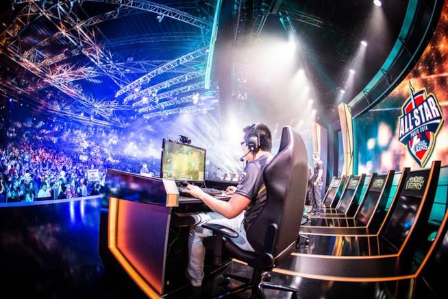 Il Gaming Stadium aprirà i battenti in Canada nel 2019 Giocatori professionisti di League of Legends, durante il campionato ufficiale 2014