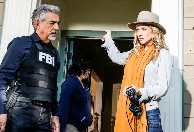 Joe Mantegna con A.J. Cook, regista di Camalonte, sul set Criminal Minds: A.J. Cook dirige l'episodio 14x13