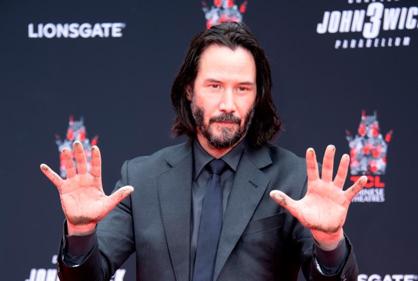 Keanu Reeves lascia le sue impronte al Chinese Theatre supportato dal cast di John Wick 3 Keanu Reeves, attore e regista canadese