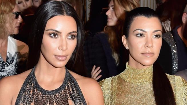 Kim e Kourtney Kardashian colpiscono ancora: le sorelle si sono presentate seminude alla sfilata di Balmain Kim e Kourtney Kardashian alla sfilata di Balmain alla Parigi Fashion Week
