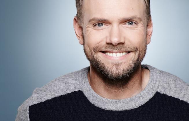 Joel McHale presenterà i People's Choice Awards 2017 Un primo piano di Joel McHale