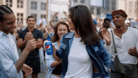 Kendall Jenner devastata dalle polemiche per lo spot Pepsi Un fotogramma dello spot girato da Kendall Jenner per Pepsi