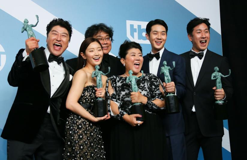 Sono stati assegnati i SAG Awards, dove non sono mancate le sorprese. Ecco tutti i vincitori! Il cast di Parasite sul palco dei SAG Awards,