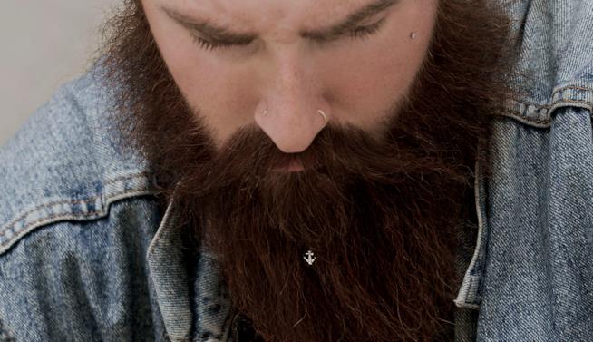 Krato Milano, i primi gioielli per la barba Una piccola ancora gioiello in una barba scura