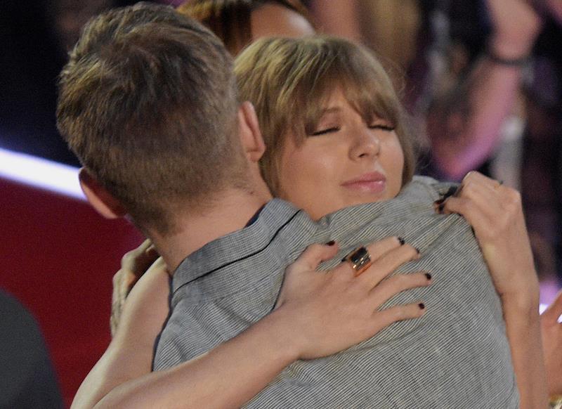 Taylor Swift ringrazia pubblicamente il fidanzato Primo piano di Taylor Swift che abbraccia Calvin Harris