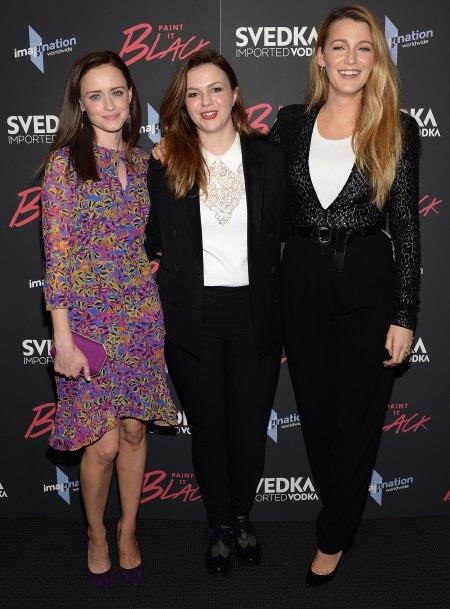 Il cast di 4 amiche e un paio di jeans si riunisce per il debutto da regista di Amber Tamblyn Alexis Bledel, Amber Tamblyn e Blake Lively insieme alla premiere di Paint It Black