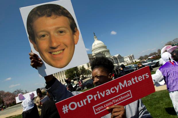 Facebook è il bersaglio di attacchi da più fronti Un manifestante protesta contro Facebook all'esterno del Campidoglio di Washington