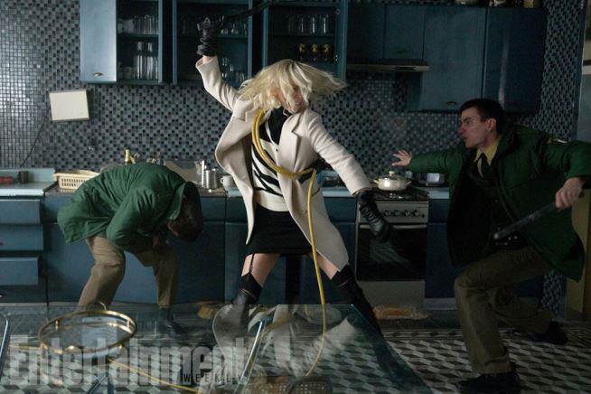 Atomica Bionda Charlize Theron lotta nella cucina sul set di Atomica Bionda