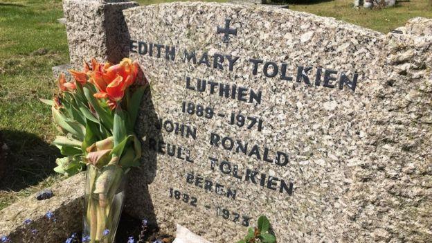 La lapide di Tolkien e moglie La tomba di Tolkien al cimitero di Oxford