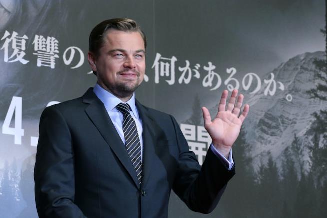 Leonardo DiCaprio non viene riconosciuto da un turista che gli chiede indicazioni Primo piano di Leonardo DiCaprio