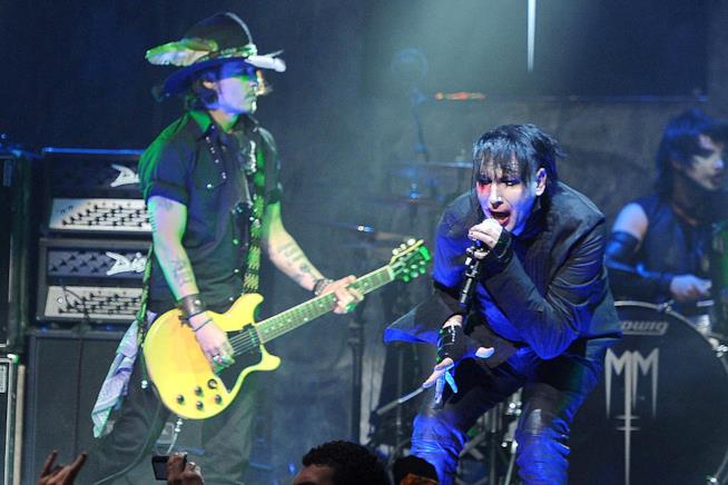 Johnny Depp potrebbe diventare il nuovo chitarrista di Marilyn Manson Johnny Depp e Marilyn Manson live