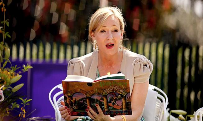 La vera storia di J.K. Rowling: come sono nati i libri di Harry Potter J.K. Rowling legge Harry Potter e la Pietra Filosofale