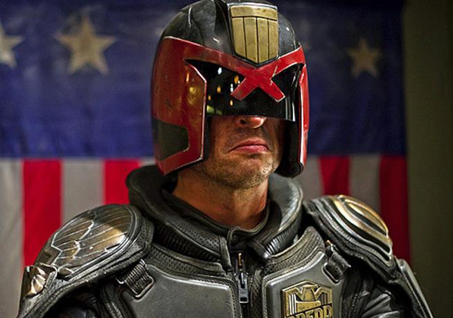 Karl Urban nei panni di Judge Dredd: l'attore potrebbe vestire ancora i panni dell'eroe nell'omonima serie TV Dredd: Karl Urban sotto la maschera dell'eroe nel film del 2012