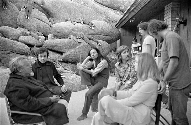 Orson Welles e il cast di The Other Side Of The Wind Il regista e il cast di The Other Side Of The Wind sul set del film