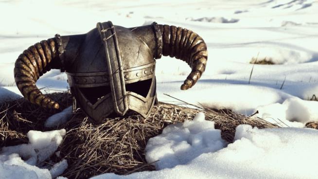 The Elder Scrolls Starfield potrebbe essere il nuovo videogioco di Bethesda Un elmo tra la neve in Skyrim