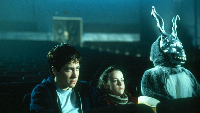 Donnie Darko compie 15 anni: rilasciata la versione restaurata Donnie, Gretchen e Frank osservano lo schermo del cinema