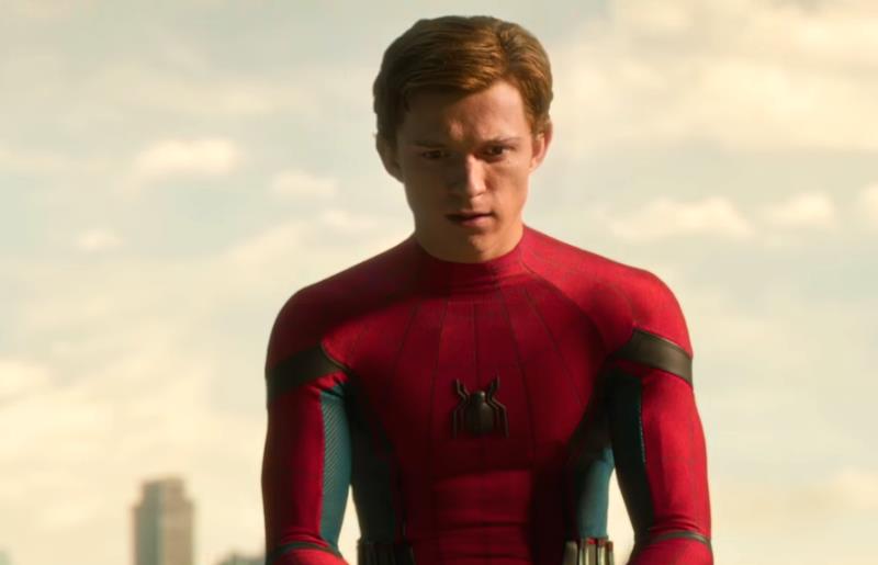 Spider-Man: Homecoming Tom Holland seduto su un tetto nel ruolo di Spider-Man