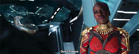Okoje suggerisce a T'Challa di non bloccarsi Okoje suggerisce a T'Challa di non bloccarsi in una scena di Black Panther