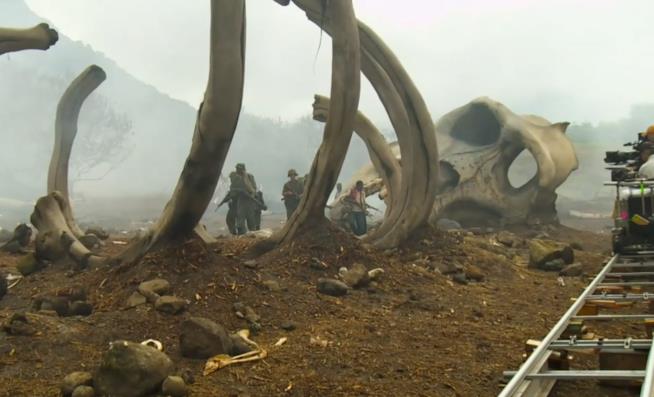 Il video backstage di Kong: Skull Island mostrato agli MTV Movie Awards Uno scheletro gigantesco sul set di Kong: Skull Island