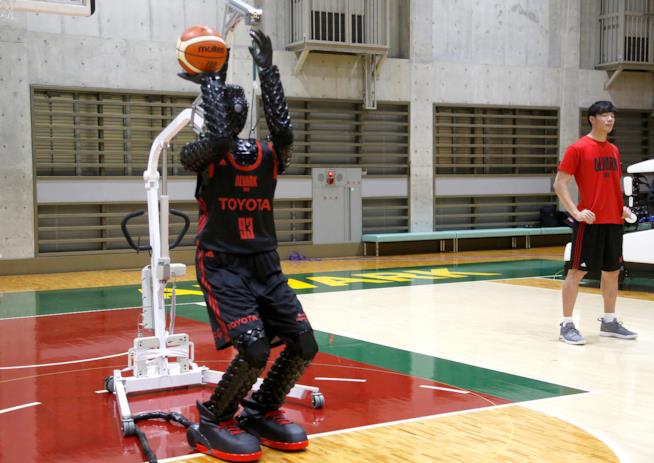 Toyota Cue 3 Il robot in procinto di tirare la palla nel canestro