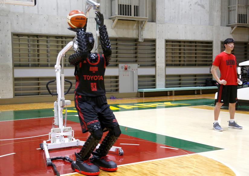 Toyota Cue 3 Il robot in procinto di tirare la palla nel canestro