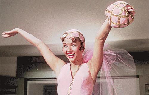 Debbie Reynolds in una scena di Singin' in The Rain Debbie Reynolds in un'iconica immagine di Singin' in The Rain